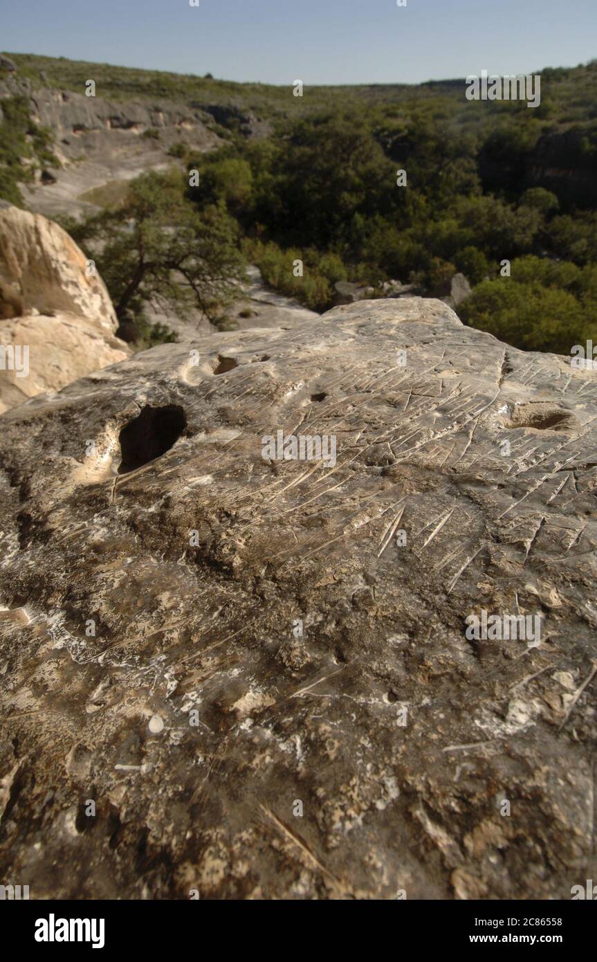 Condado de Val Verde, Texas Octubre, 2005: Fate Bell Shelter es un refugio de roca profundamente estratificado en el Parque Estatal Seminole Canyon que contiene evidencia de más de 8,000 años de ocupación, desde el período arcaico hasta el período prehistórico tardío (ca. 7000 a.C. a 1500 d.C.). ©Bob Daemmrich Foto de stock