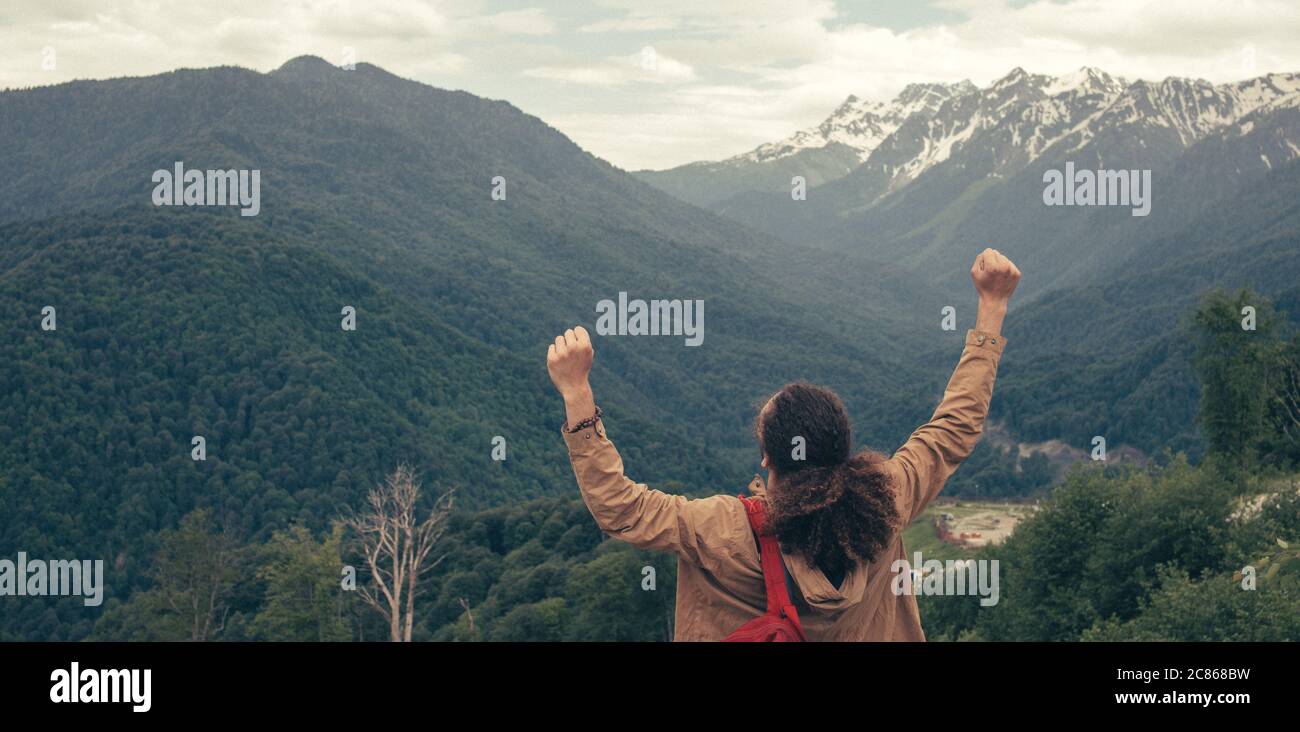 Hombre viajero con mochila manos levantadas. paisaje de las montañas en el  fondo, feliz viaje en el estilo de vida, las emociones, el concepto de  éxito Fotografía de stock - Alamy