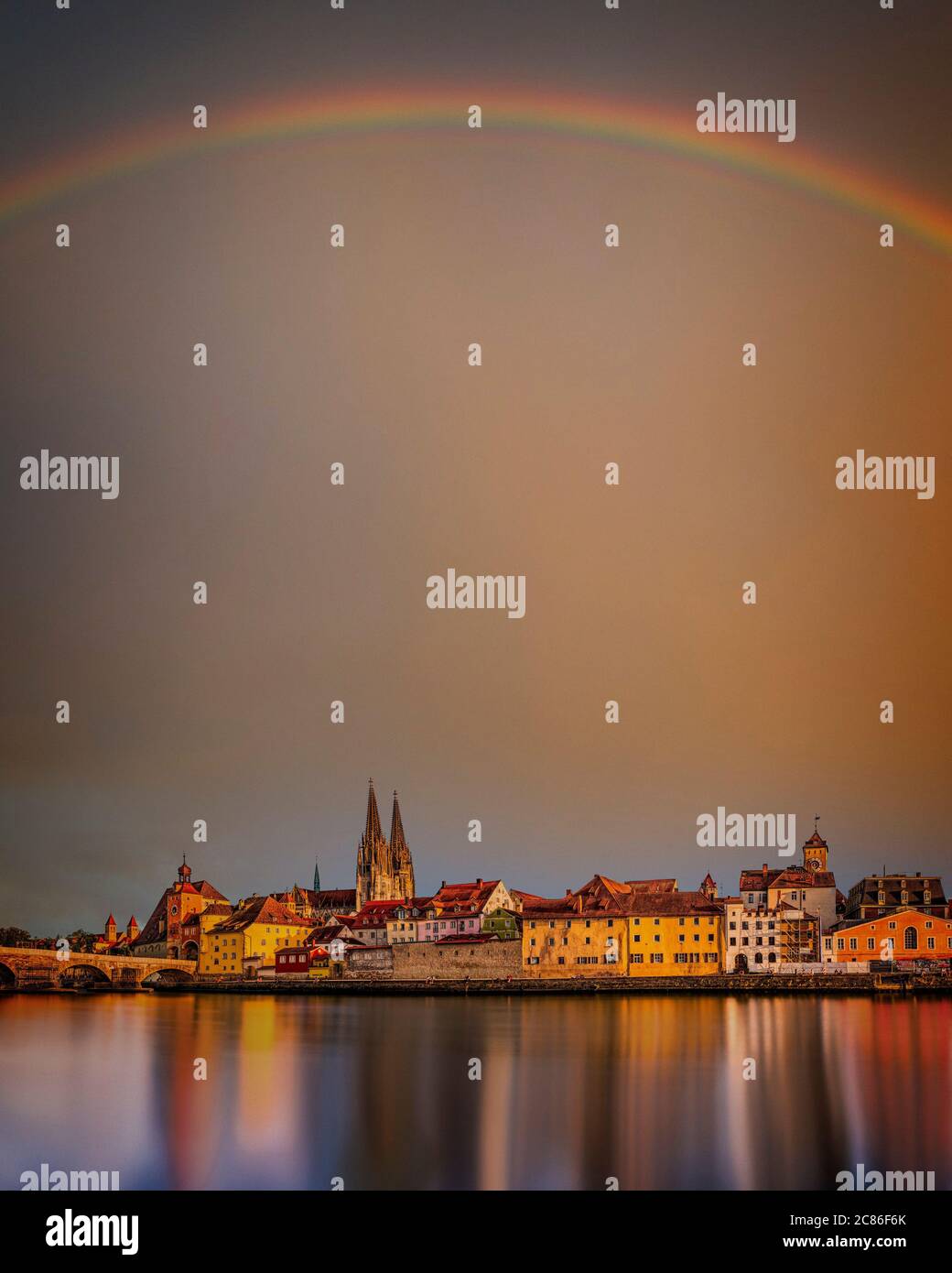 DE - Baviera: la Catedral de San Pedro y el Steinerne Bruecke sobre el río Danubio en Regensburg Foto de stock