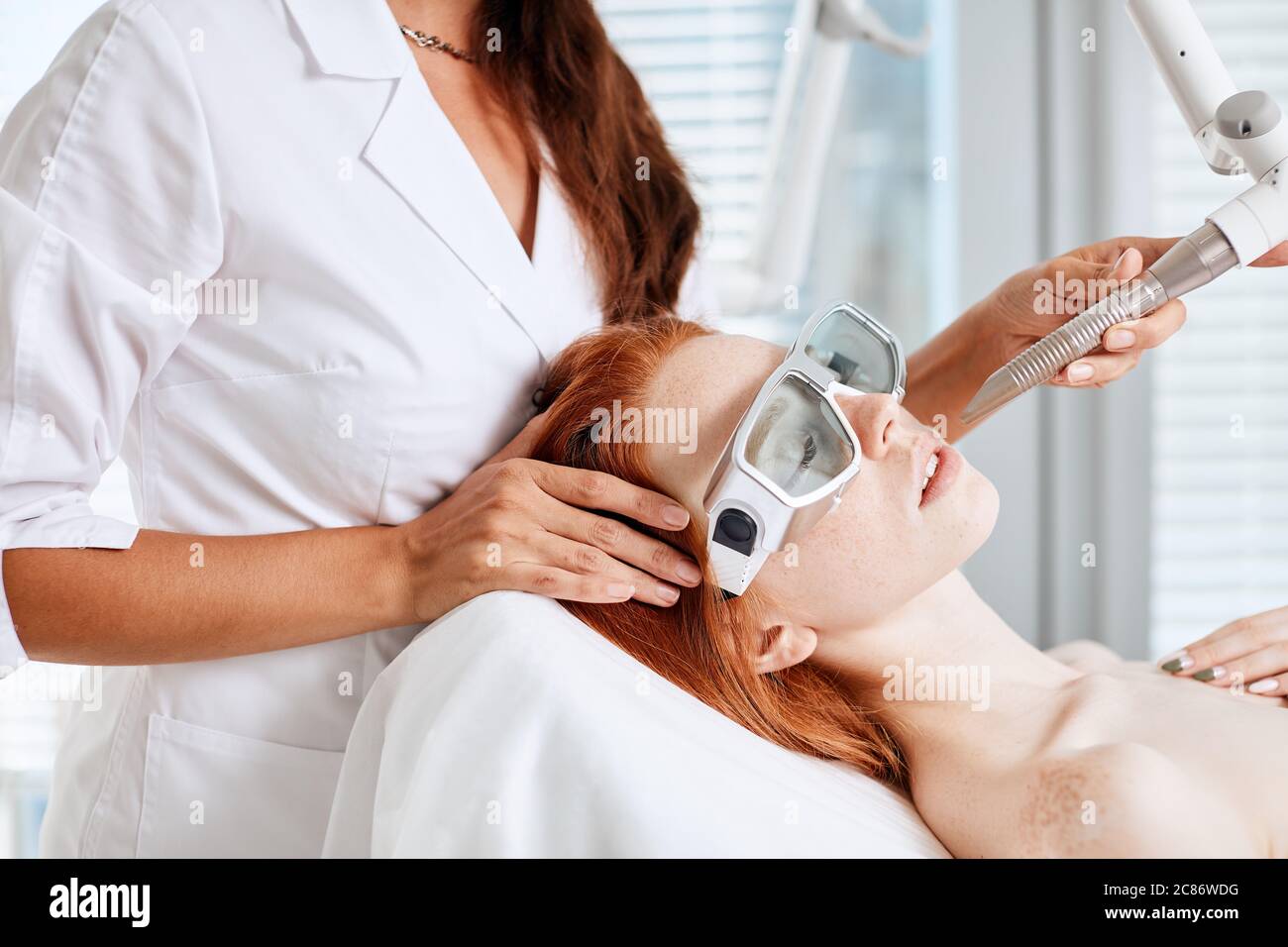 Mujer recibiendo tratamiento facial con láser en el centro de spa médico,  concepto de rejuvenecimiento de la piel Fotografía de stock - Alamy
