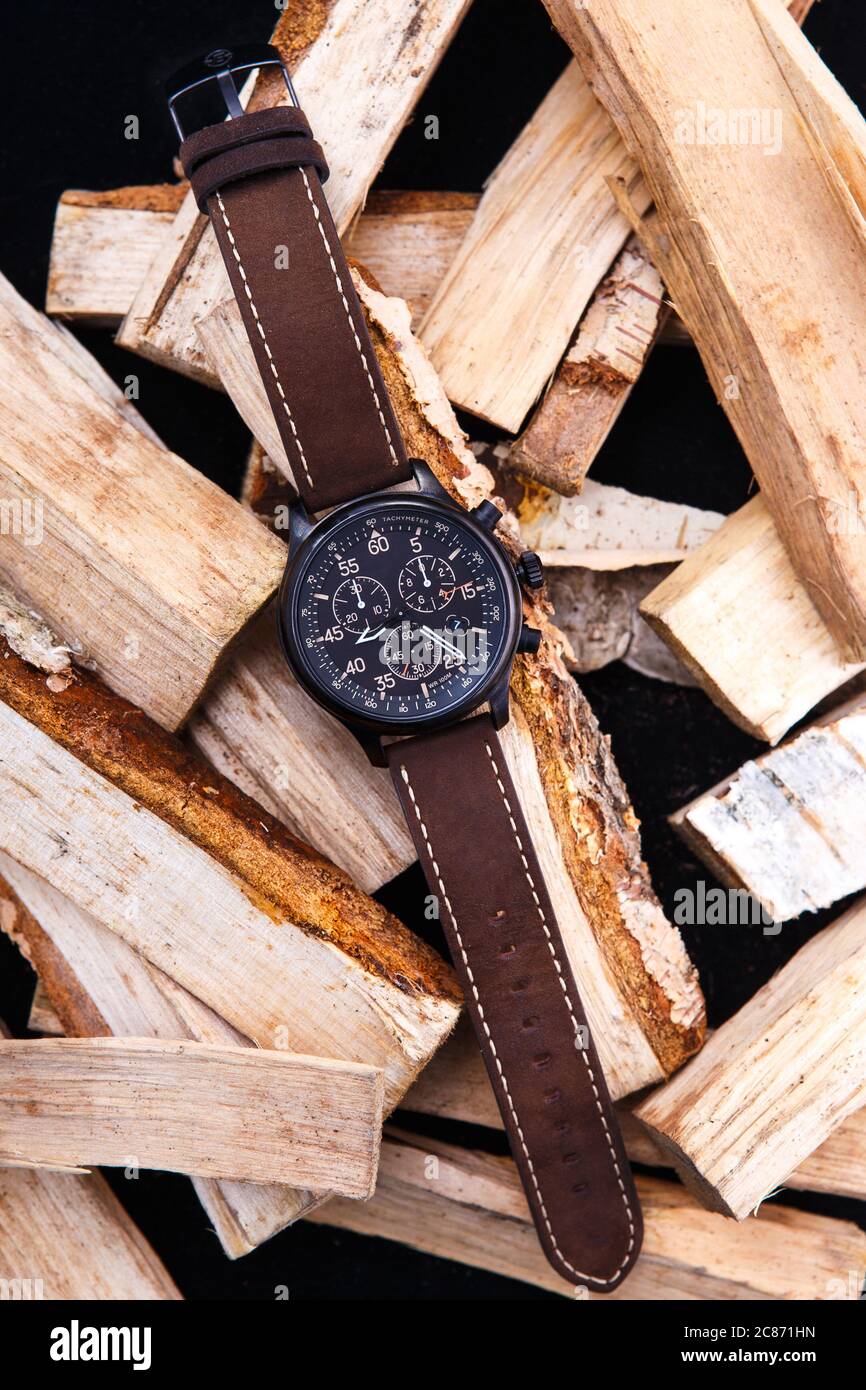 pulsera reloj de cuero marrón para hombre correa en madera Fotografía de  stock - Alamy