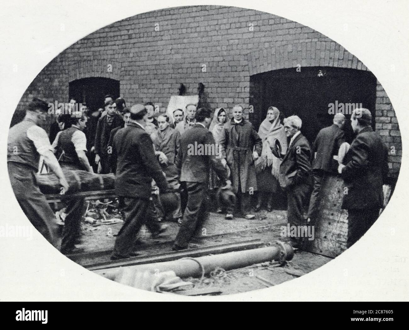 Bickershaw Colliery en Lancashire, donde ocurrió el desastre de las minas de carbón el 10 de octubre de 1932. Un ascensor de pozo de minas que transportaba a 20 personas cayó en la mina, matando a todas menos a una persona. Fotografía que muestra la parte de rescate que trae a uno de los fallecidos. Fecha: Octubre de 1932 Foto de stock
