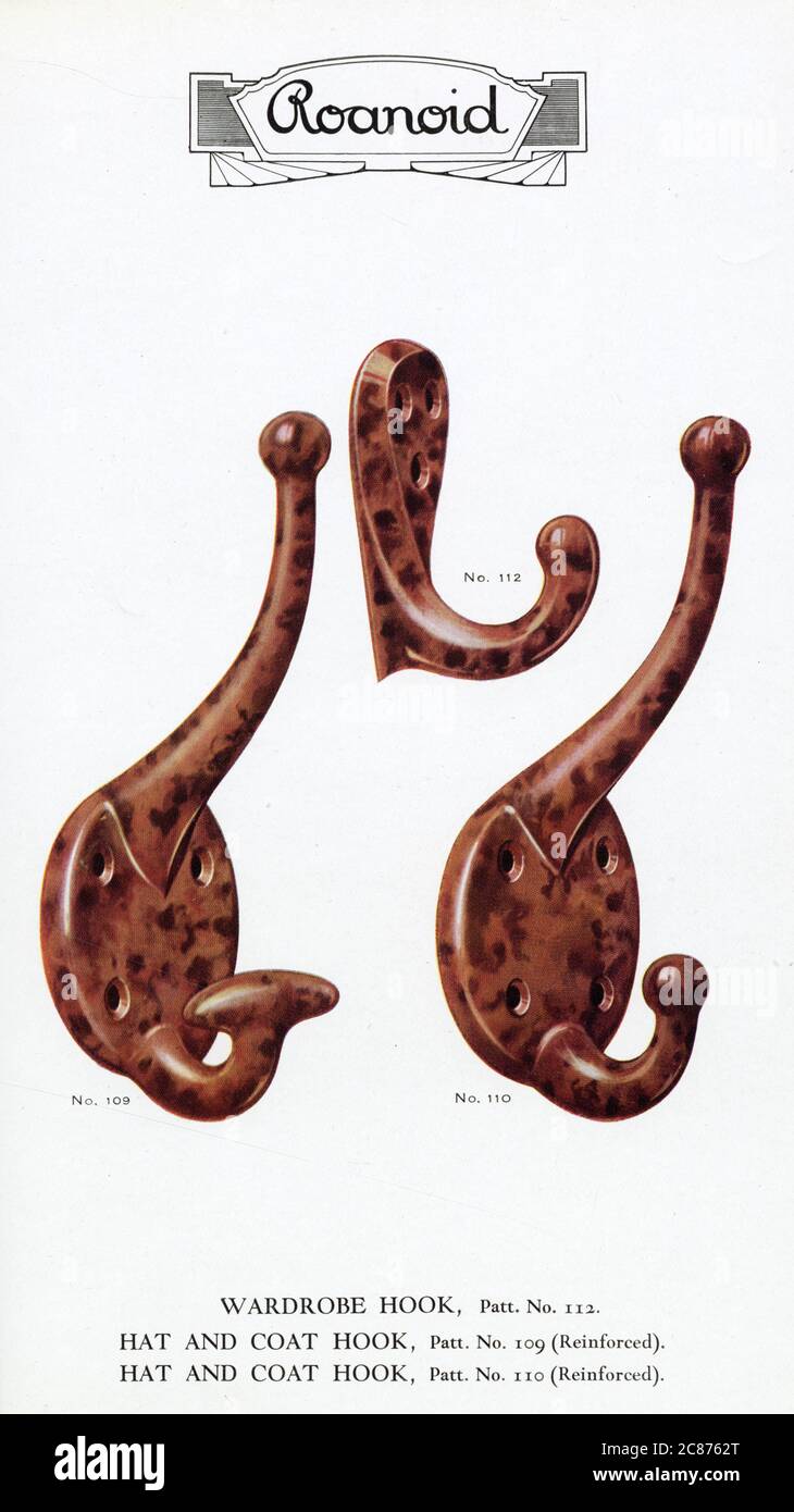 Roanoid bakelite ganchos de armario en marrón mármol. Fecha: 1930 Foto de stock