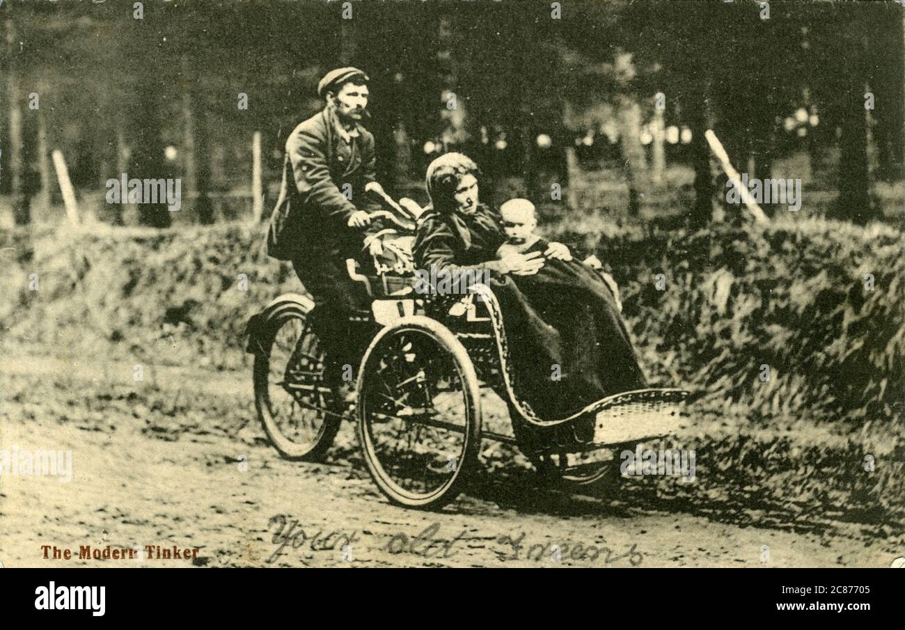 Tricycle Vintage con portador delantero del Passenger, Gran Bretaña. El Tinker moderno. Mujer y bebé delante. 1900 Foto de stock