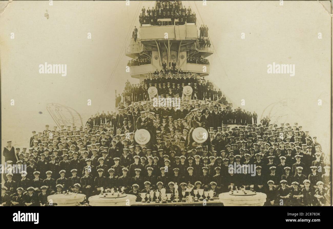 HMS Benbow - Battleship clase Duke de Hierro con tripulación (un águila arpía se representa en las tumbas). Foto de stock