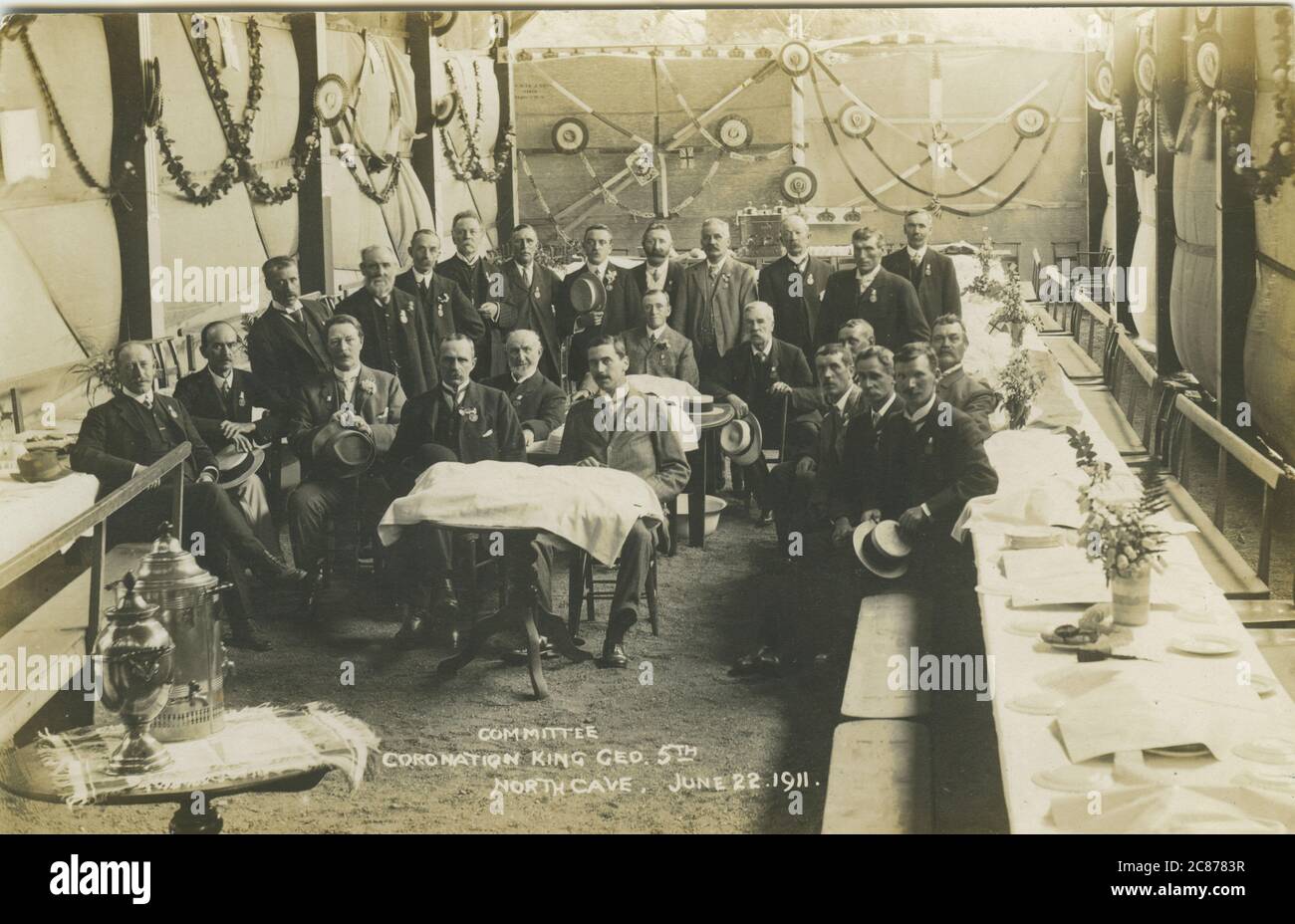 Comité de aldea (celebrando la Coronación del Rey Jorge V - 22 de junio de 1911), Cueva del Norte, Brough, Yorkshire, Inglaterra. Foto de stock