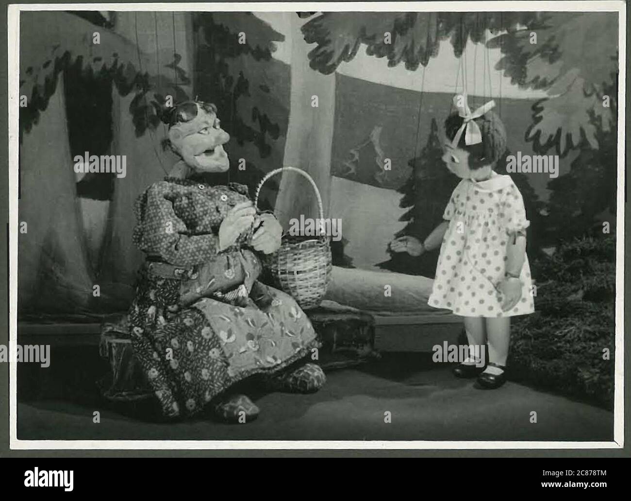 El profesor Josef Skupa (1892-1957) fue un marioneta checo, que a principios de los años 1920 creó sus títeres más famosos: El padre cómico Spejbl y su hijo rascal Hurvinek, estableciendo en 1930 el primer teatro de marionetas profesional moderno. Durante la ocupación nazi de Checoslovaquia, Skupa realizó obras de títeres satíricos y alegóricos en cientos de etapas en toda Checoslovaquia, lo que llevó a que los nazis encarcelaran a títeres (¡en un gabinete de presentación!) por ser generalmente demasiado subversivo. Después de 1945, Skupa continuó produciendo trabajo para niños y adultos en Checoslovaquia y también actuó en el extranjero. Mani Foto de stock