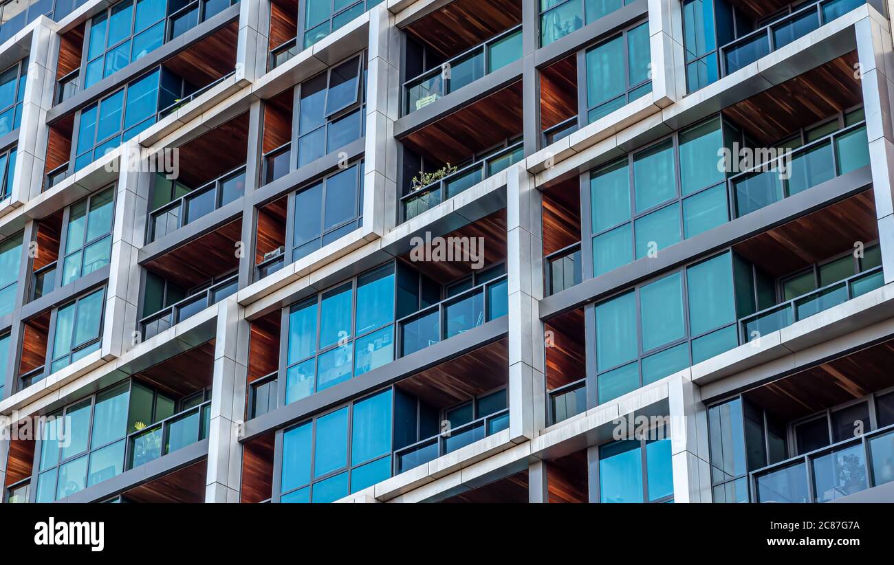 Edificios modernos multihabitados, balcones cerca. Apartamentos familiares en un esquema de vida de estratos de propiedad común. Foto de stock