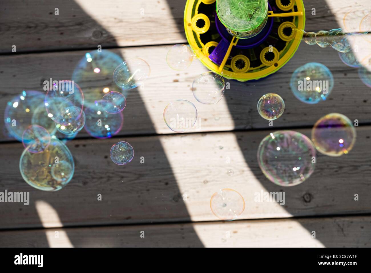 Máquina de burbujas soplando burbujas en una fiesta de niños Foto de stock