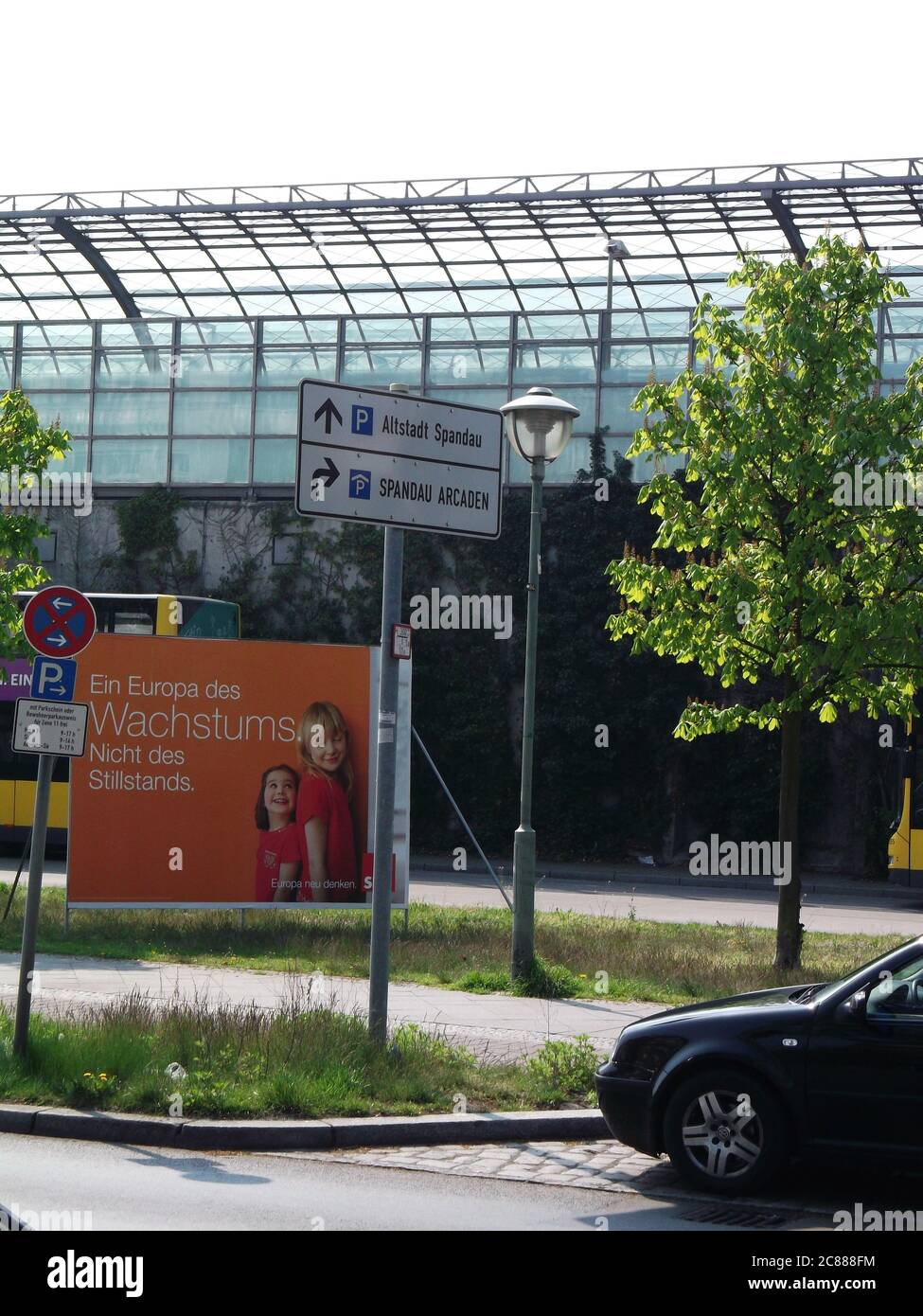 Ein Europa des Wachstums. Nicht des Stillstands, Wahlkampfplakat der SPD, Europawahl 2014, in der Seegefelder Straße vor dem Bahnhof Berlin-Spandau Foto de stock