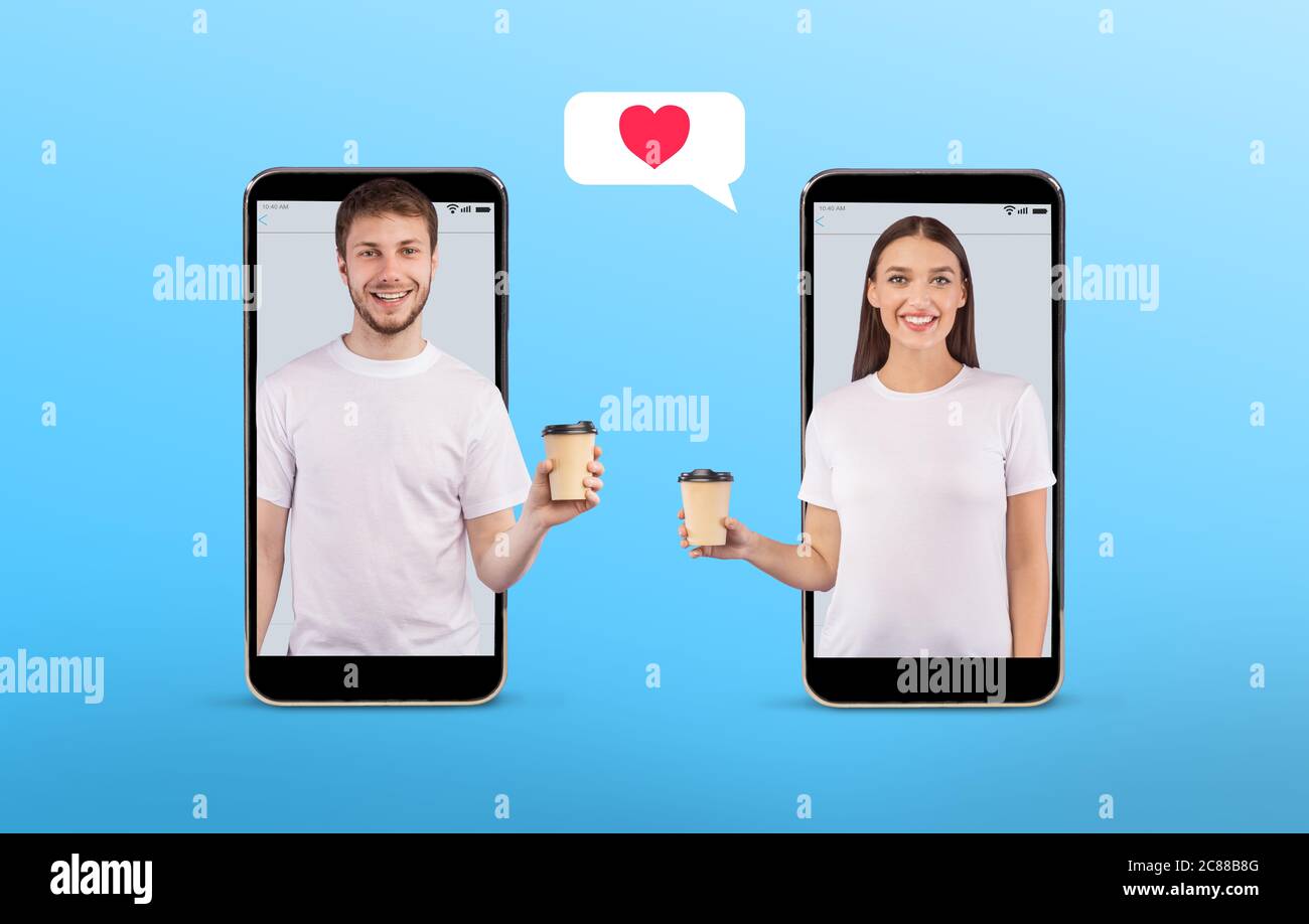 Collage de dos amantes de pie en pantallas de teléfono con café Foto de stock