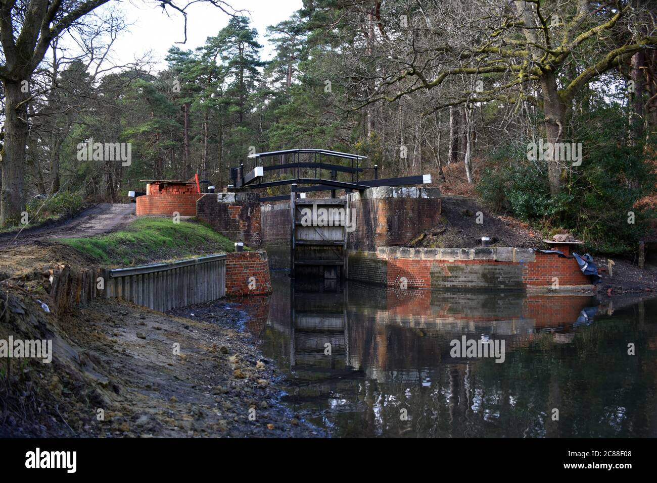 Las reparaciones de los ladrillos se pueden ver claramente en esta foto de una cerradura en el hermoso Canal Basingstoke en Surrey Foto de stock