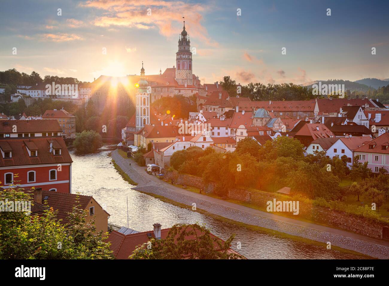 Cesky Krumlov. Paisaje urbano antena imagen de Cesky Krumlov, República Checa durante la puesta de sol de verano. Foto de stock