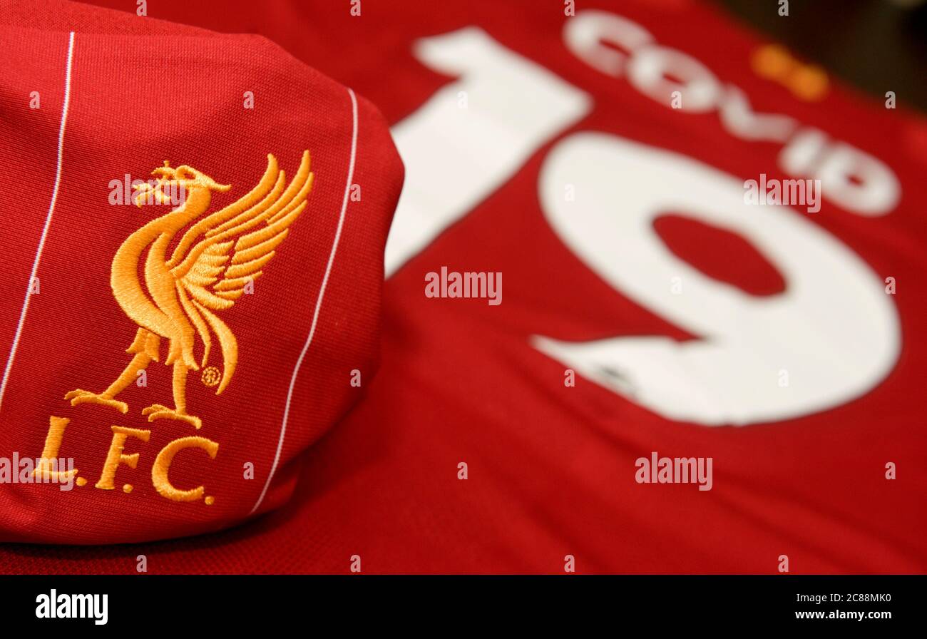 Imagen genérica. Muestra la camiseta del Liverpool FC con el nombre Covid y el número 19 en celebración de la primera temporada de la liga ganadora 2019 2020. 1 º título por 30 años Foto de stock