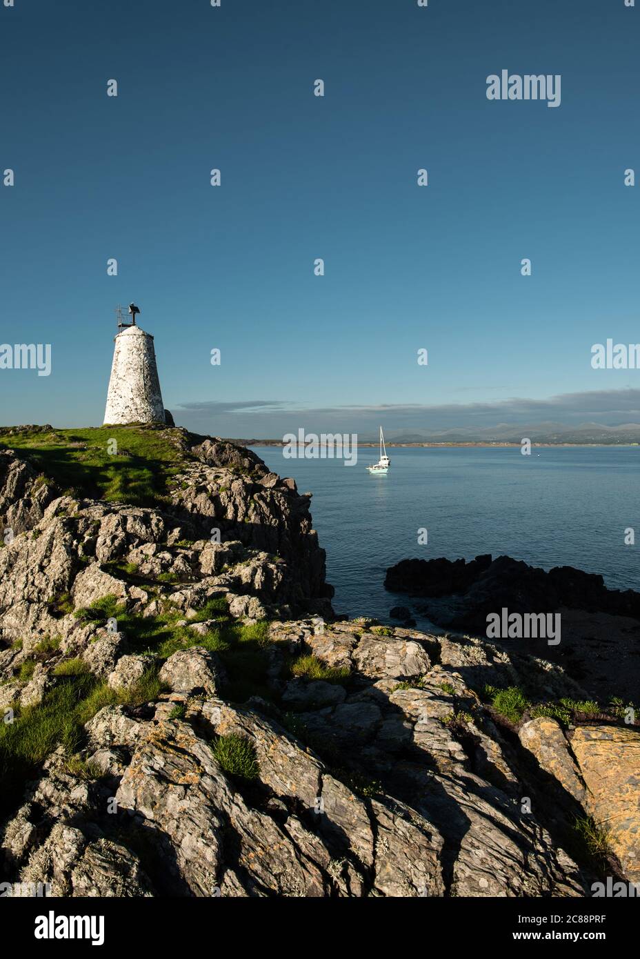 La costa del norte de Gales con vistas al faro de Goleudy Tŵr Bach, Reino Unido Foto de stock