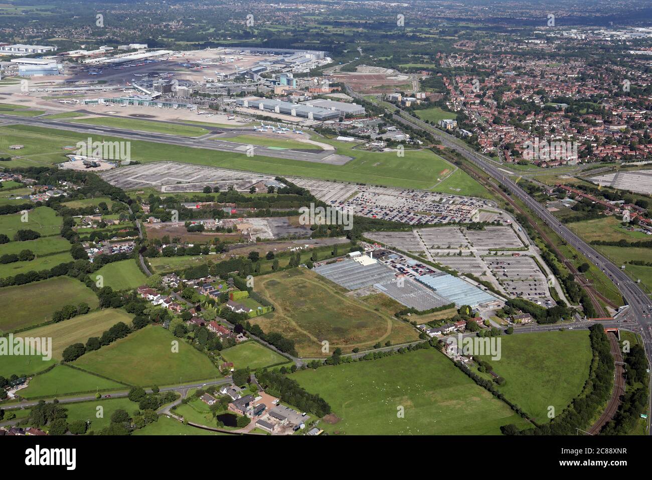 Vista aérea de los diversos aparcamientos del aeropuerto de Manchester Foto de stock