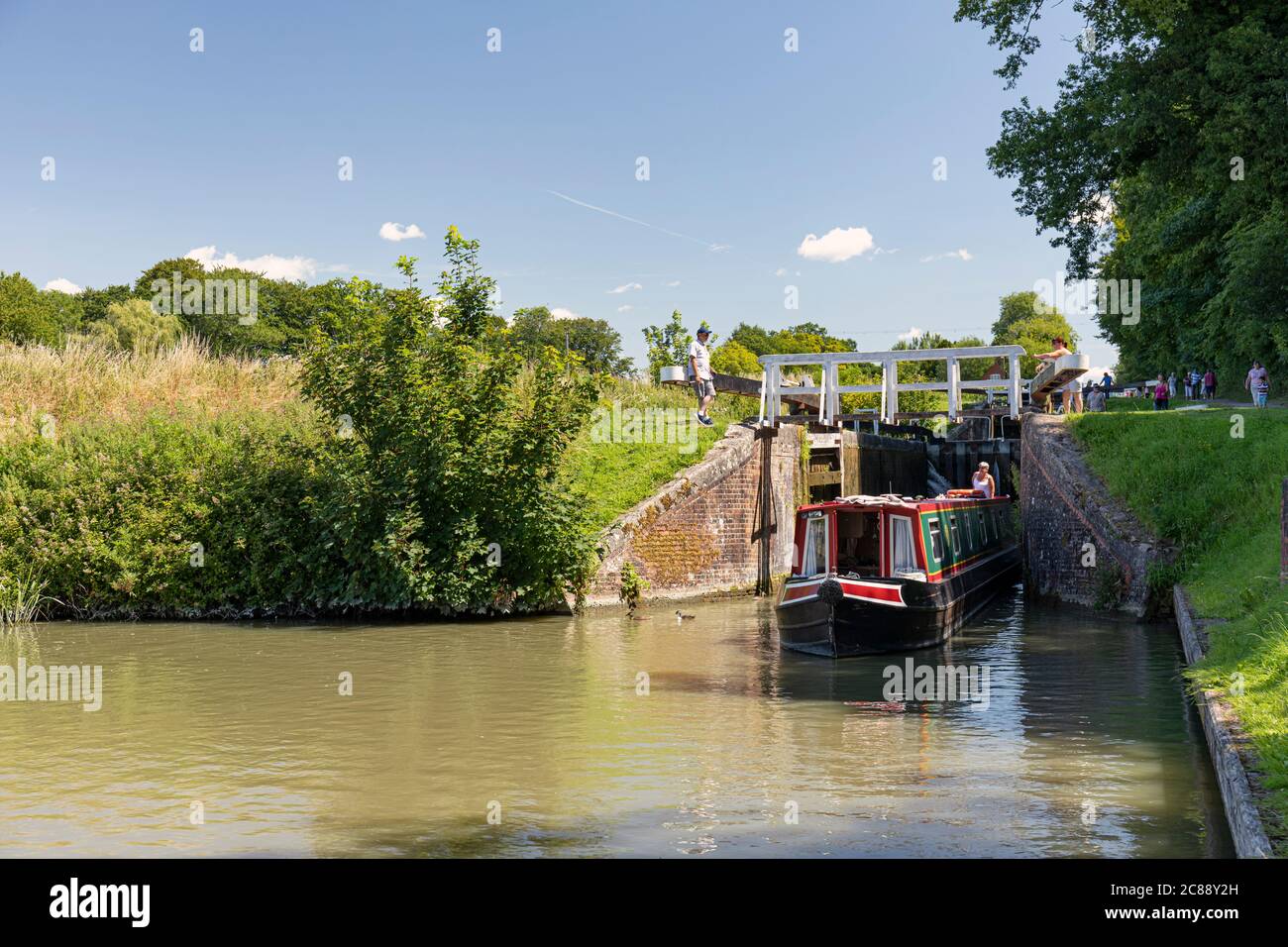 Puertas de cerradura abiertas para permitir que Canal Boat continúe por las esclusas de Caen Hill, Kennet y Avon Canal, Devizes, Wiltshire, Inglaterra, Reino Unido Foto de stock