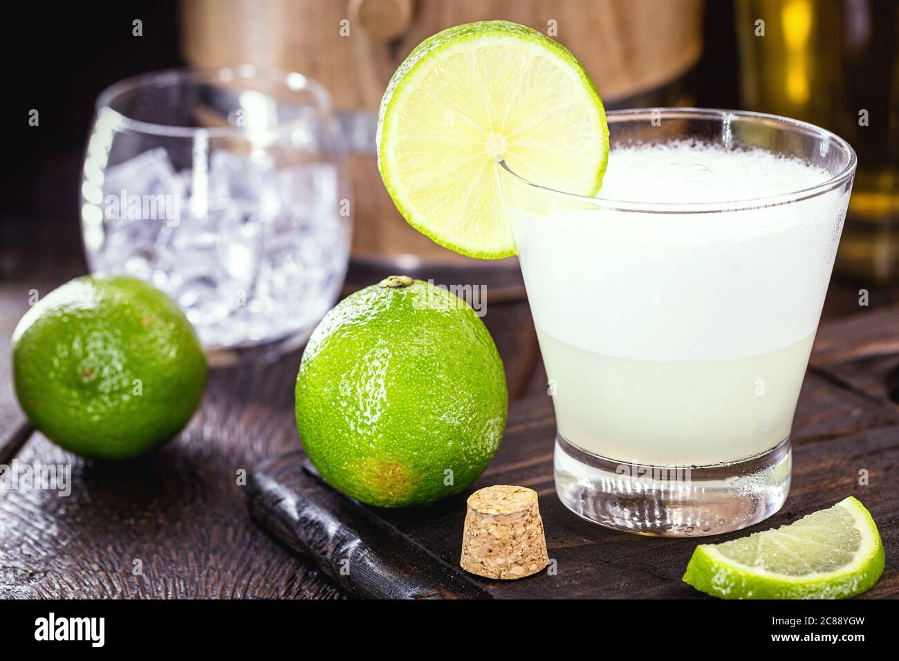 Pisco sour, un cóctel preparado con pisco y limón, endulzado con brandy,  huevos, servido frío. Bebida chilena Fotografía de stock - Alamy