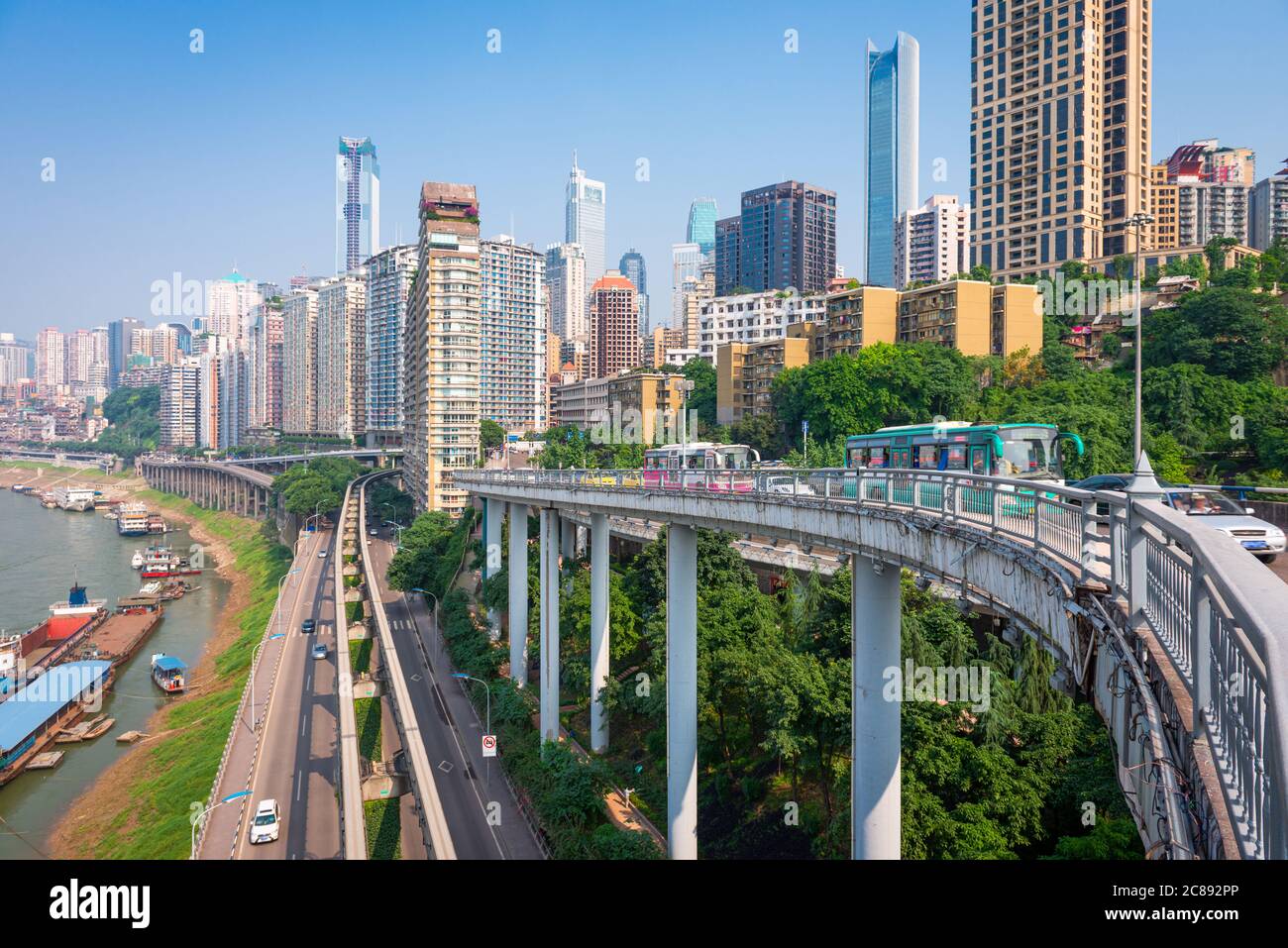 Chongqing, China, el distrito financiero del paisaje urbano en el día. Foto de stock