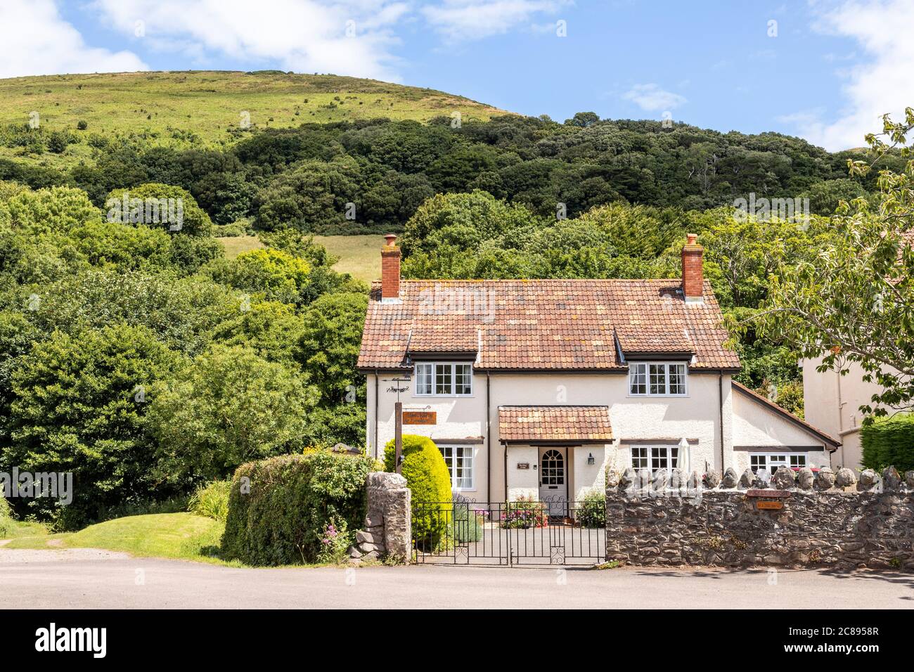Una casa de azulejos en el Parque Nacional Exmoor en el pueblo de Bossington, Somerset Reino Unido Foto de stock