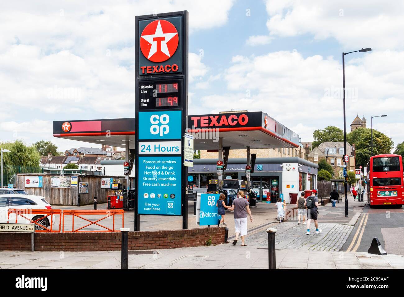 Estación de servicio Texaco y mini supermercado Co-Op 24 horas en Crouch End, Londres, Reino Unido Foto de stock