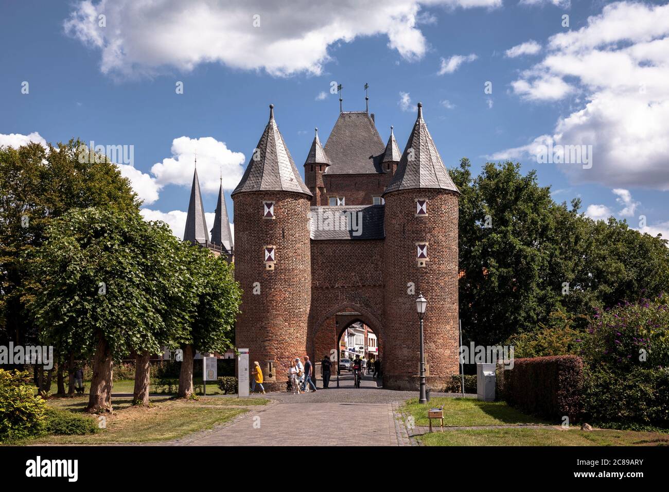 La antigua puerta de la ciudad, Klever Tor, construido en 1393, en el fondo los campanarios de la catedral, Xanten, Renania del Norte-Westfalia, Alemania. Das 1393 erbaute Foto de stock