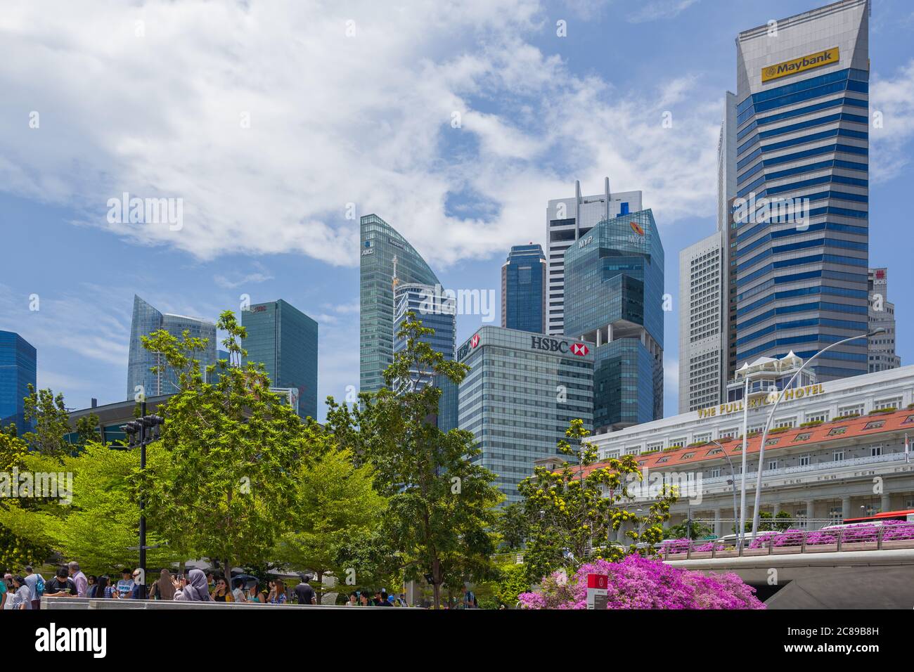 Densamente construido Distrito Central de Negocios, Singapur, con las oficinas de prestigiosas empresas, contrastando con el tradicional Fullerton Hotel Foto de stock