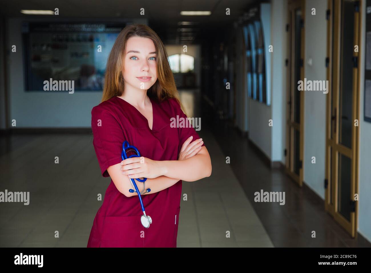 Estudiante de medicina sonriendo en la cámara de la universidad de Borgoña en un traje quirúrgico. Foto de stock