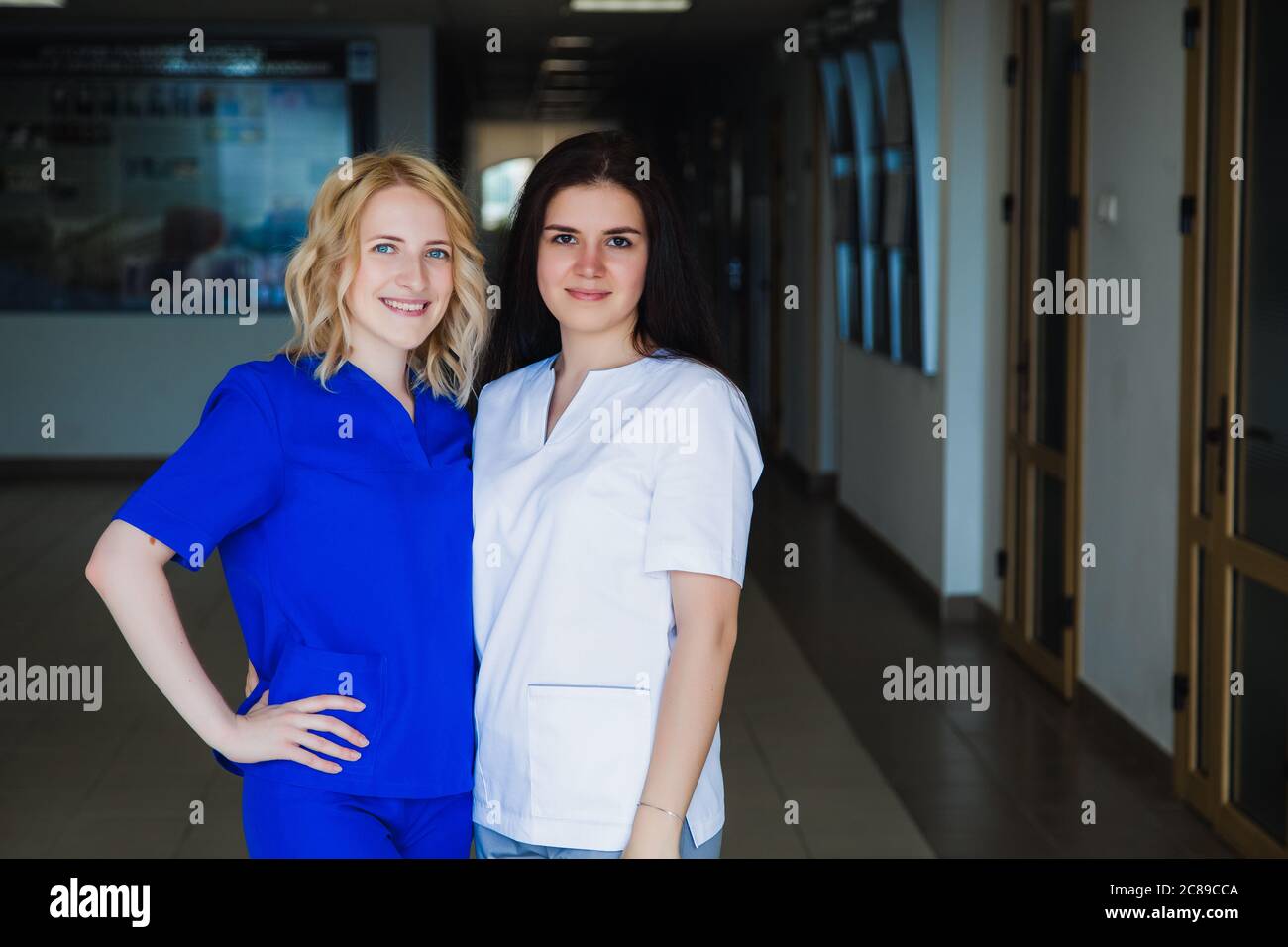 Escuela de Enfermería. Dos de los estudiantes de medicina profesional en peelings. Personal de médicos cirujanos. Concepto de medicina y salud Foto de stock