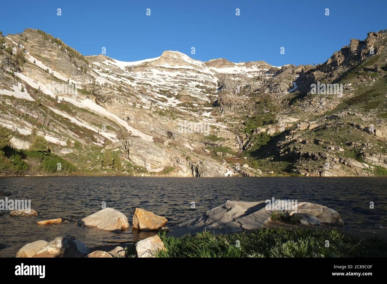 Vista del lago Angel y el Pico Grey en la cordillera Humboldt en el condado de Elko, Nevada Foto de stock