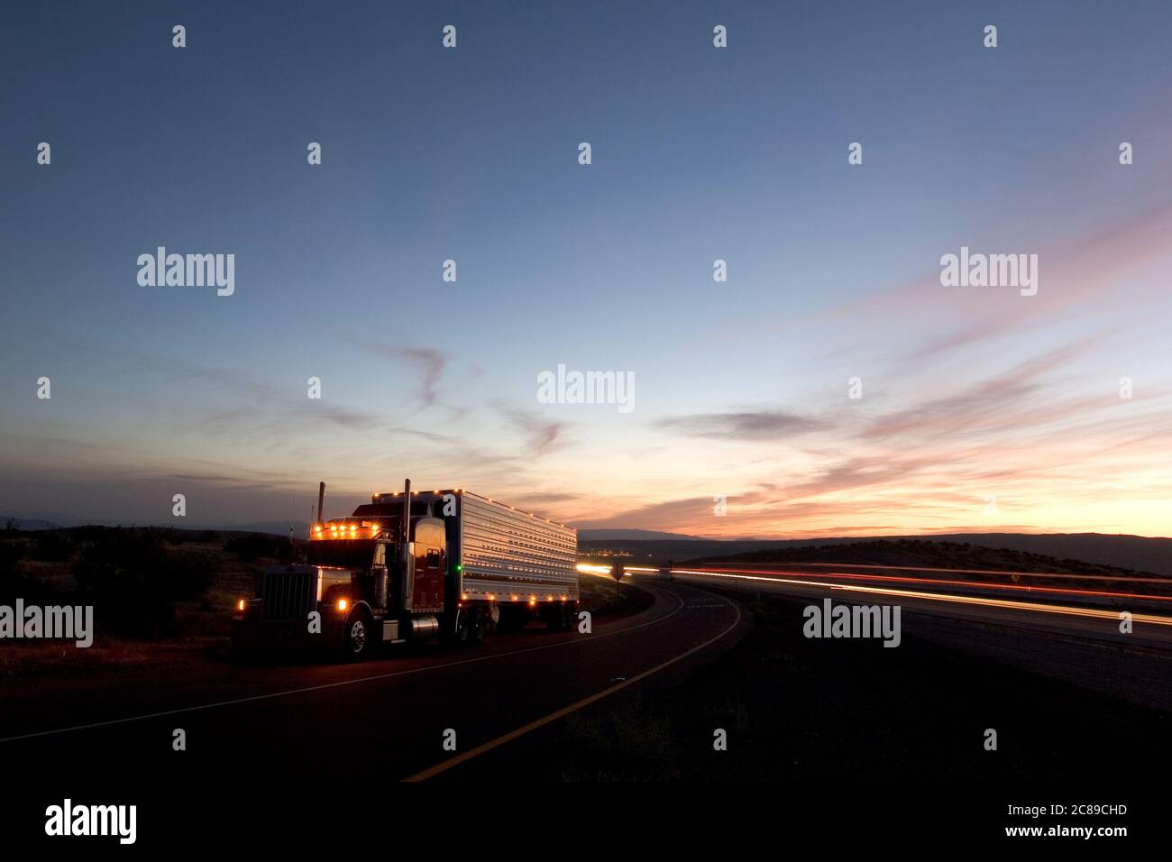 El camión americano clásico de gran plataforma salió de la Interestatal 15 al amanecer en el desierto de Mojave Foto de stock