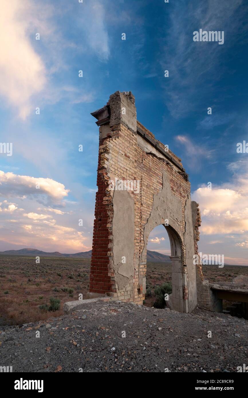 Arco del edificio abandonado de la escuela en la ciudad fantasma en el desierto de Nevada del Norte cerca de Wells Foto de stock
