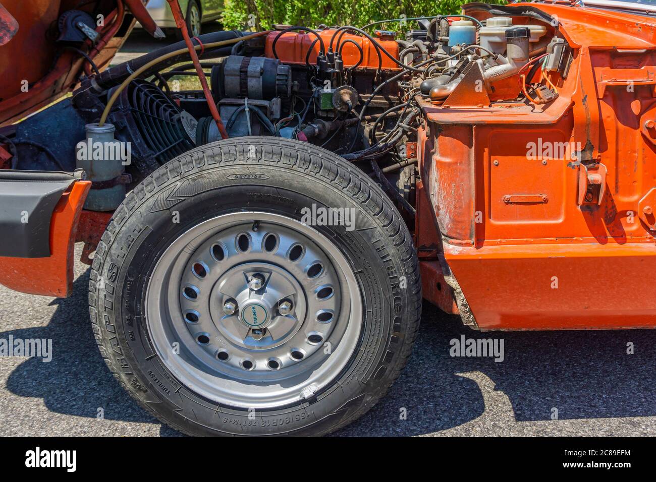 Toronto, Canadá, julio de 2020 - Vista lateral de un coche de época Triumph Spitfire con capó abierto que muestra el motor y la rueda delantera Foto de stock