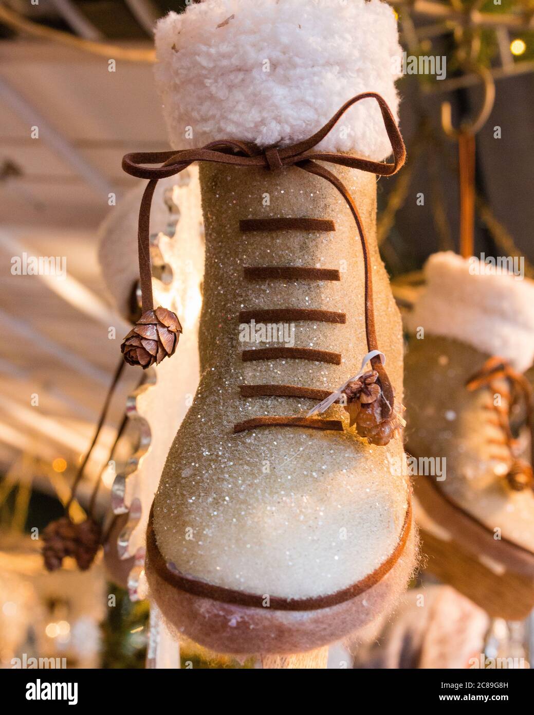 Decoración tradicional de botas de hielo de piel y brillo, mercado de  Navidad, Christkindlmarkt, Salzburgo, Austria Fotografía de stock - Alamy