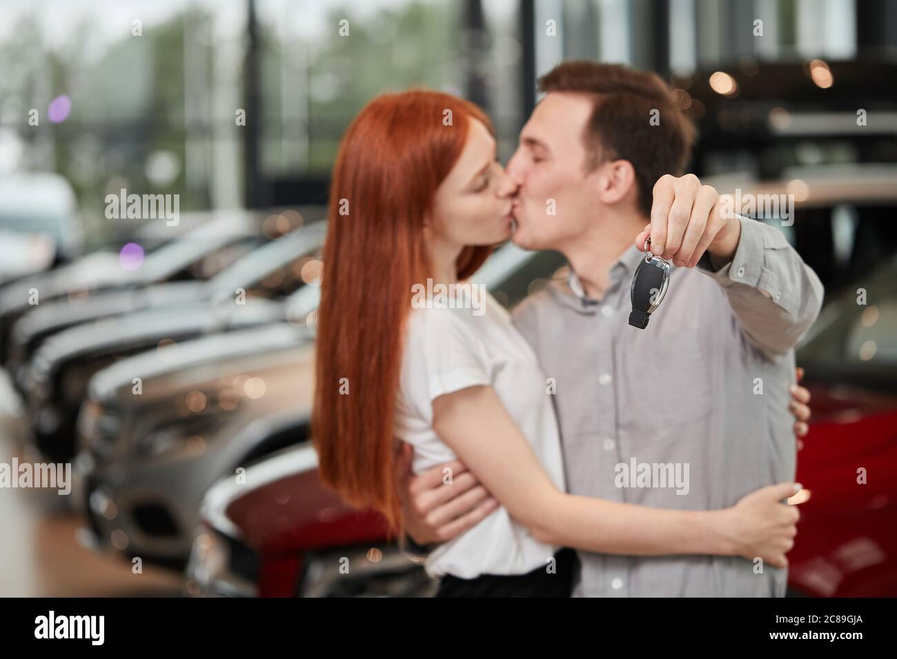 Couple kissing car fotografías e imágenes de alta resolución - Página 6 -  Alamy