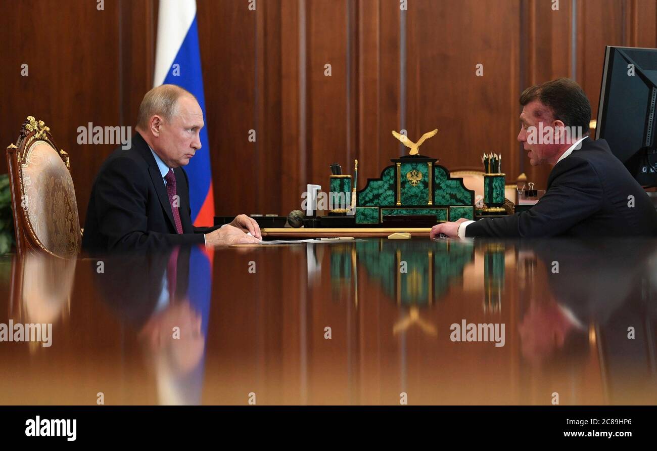 El presidente ruso Vladimir Putin, mantiene una reunión de trabajo cara a cara con el presidente del Comité de la Caja de Pensiones Maxim Topilin en el Kremlin el 22 de julio de 2020 en Moscú, Rusia. Foto de stock