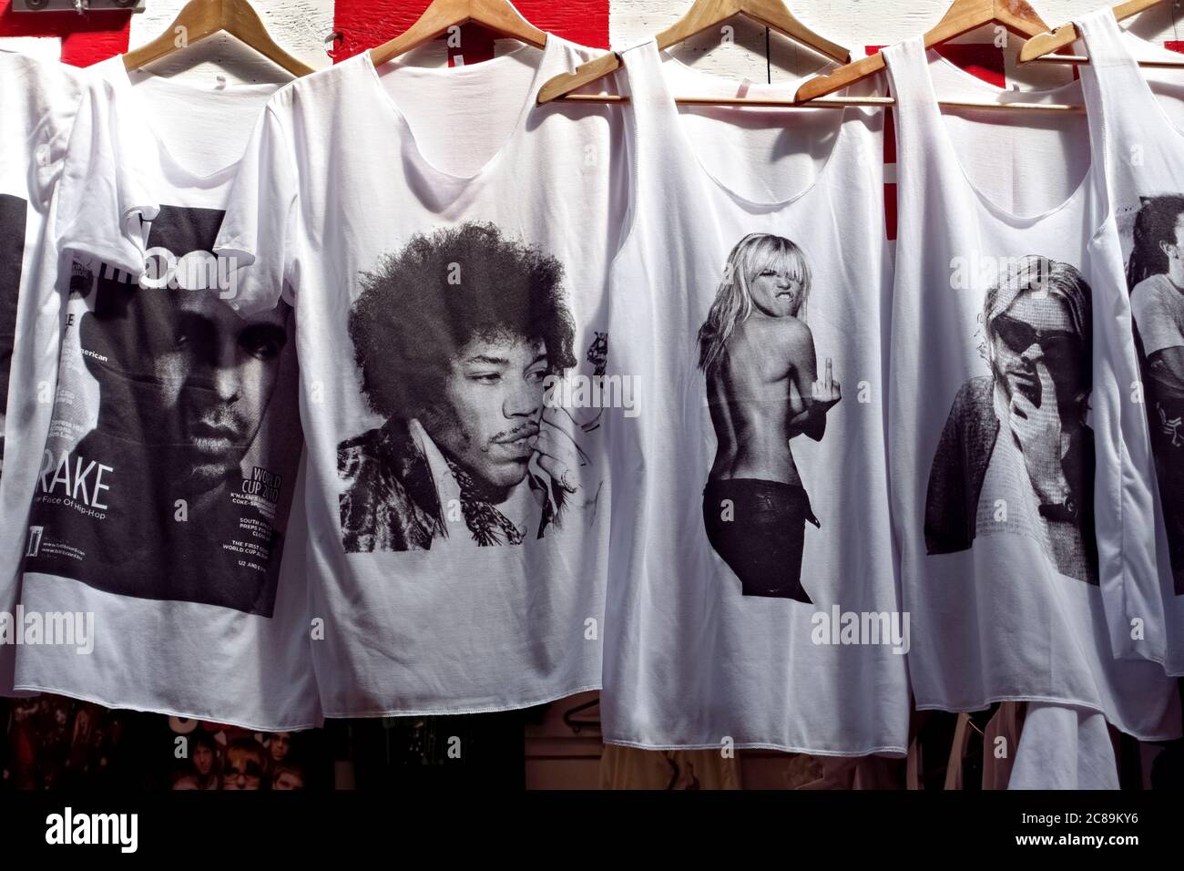 Camisetas blancas con estrellas de rock impresas, en exhibición para la venta. Moda ropa informal. Primer plano, detalle. Foto de stock