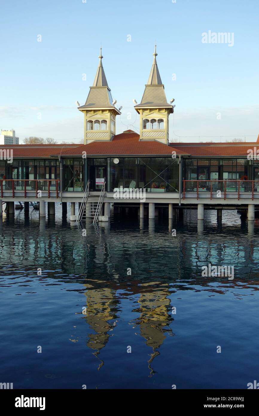 Edificio de baños, baño medicinal, Lago Hévíz, Condado de Zala, Hungría, Magyarországi, Europa Foto de stock