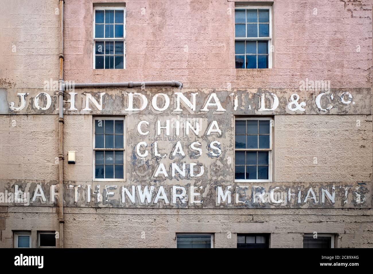 Signo fantasma en Edimburgo mostrando a John Donald y Co, China, vidrio y loza mercantes. Foto de stock