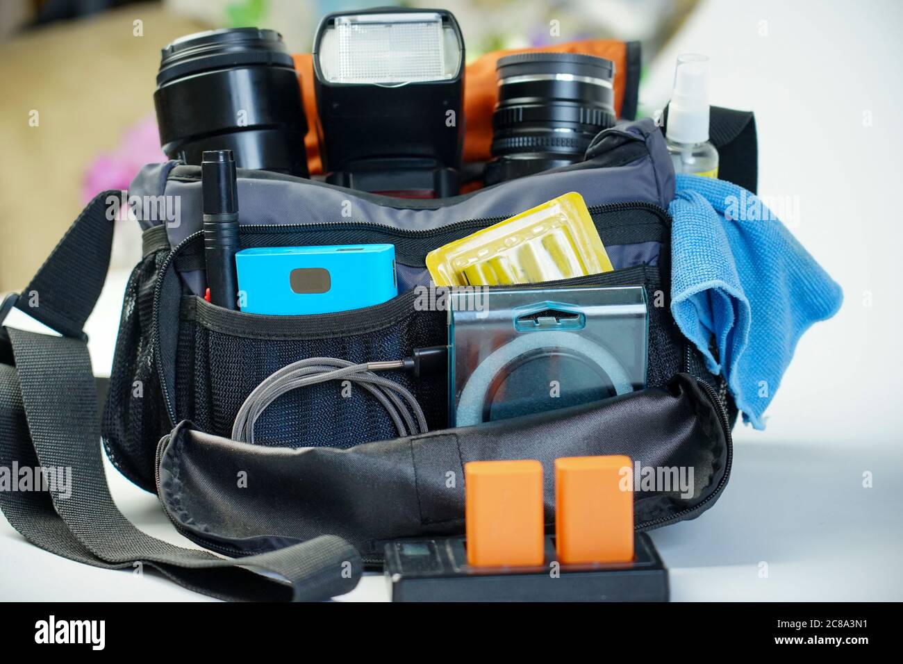 Kit de fotógrafo, bolsa de fotos con accesorios y herramientas: Lentes,  cargador, kit de limpieza, filtro Fotografía de stock - Alamy