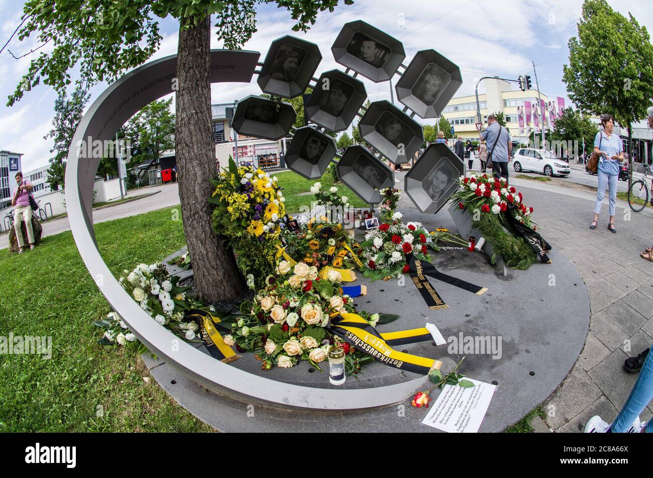 22 de julio de 2020, Munich, Baviera, Alemania: El monumento conmemorativo de las víctimas del tiroteo Munich-OEZ de 2016 ahora con una nueva inscripción que refleja la reclasificación del crimen de un ''Amoklauf'' (la lanza del tiroteo) a un ataque racista. En el cuarto aniversario del tiroteo de la OEZ en Munich (OEZ Attentat), familias y grupos cívicos se reunieron para recordar a las víctimas de David Ali S., que llevó a cabo el tiroteo en el aniversario del ataque terrorista de Anders Breivik en Noruega. Crédito: ZUMA Press, Inc./Alamy Live News Foto de stock