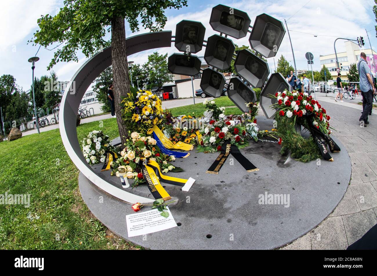 22 de julio de 2020, Munich, Baviera, Alemania: El monumento conmemorativo de las víctimas del tiroteo Munich-OEZ de 2016 ahora con una nueva inscripción que refleja la reclasificación del crimen de un ''Amoklauf'' (la lanza del tiroteo) a un ataque racista. En el cuarto aniversario del tiroteo de la OEZ en Munich (OEZ Attentat), familias y grupos cívicos se reunieron para recordar a las víctimas de David Ali S., que llevó a cabo el tiroteo en el aniversario del ataque terrorista de Anders Breivik en Noruega. Crédito: ZUMA Press, Inc./Alamy Live News Foto de stock