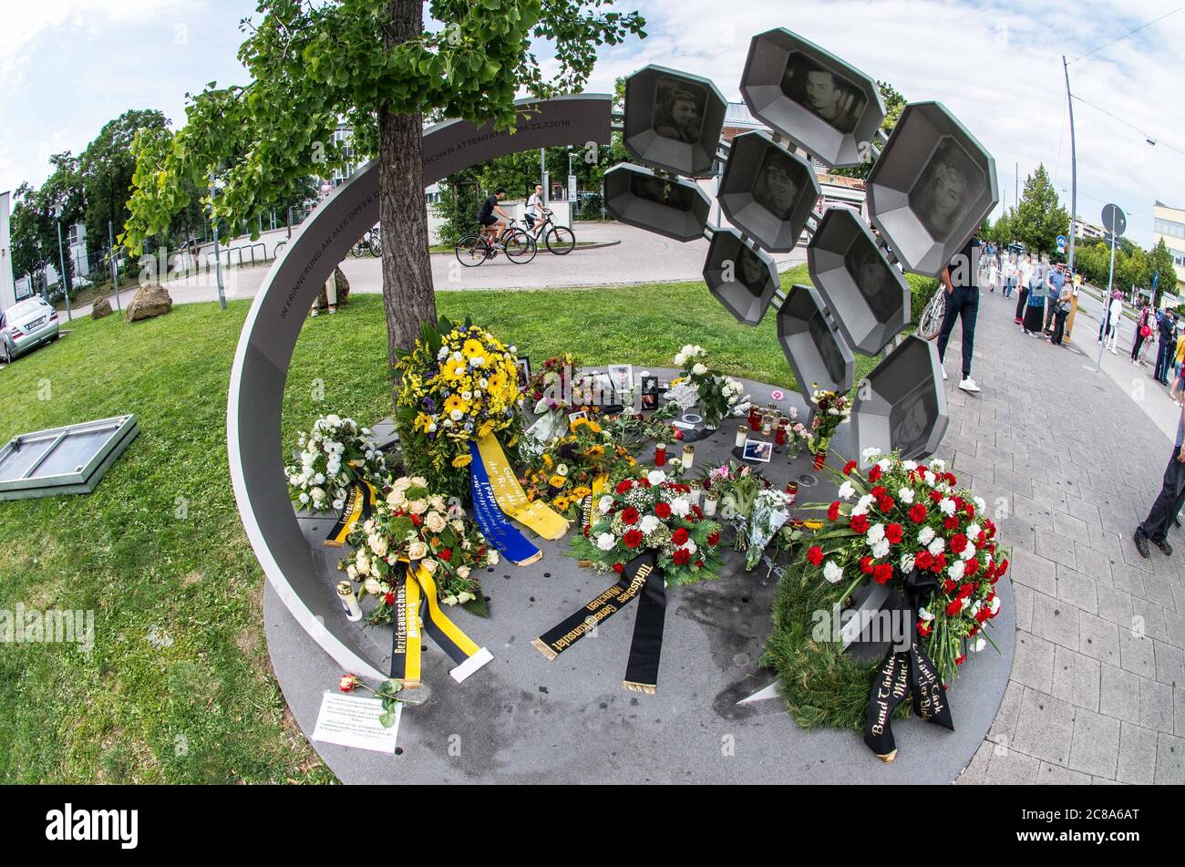 22 de julio de 2020, Munich, Baviera, Alemania: El monumento conmemorativo de las víctimas del tiroteo Munich-OEZ de 2016 ahora con una nueva inscripción que refleja la reclasificación del crimen de un ''Amoklauf'' (la lanza del tiroteo) a un ataque racista. En el cuarto aniversario del tiroteo de la OEZ en Munich (OEZ Attentat), familias y grupos cívicos se reunieron para recordar a las víctimas de David Ali S., que llevó a cabo el tiroteo en el aniversario del ataque terrorista de Anders Breivik en Noruega. Crédito: ZUMA Press, Inc./Alamy Live News Foto de stock