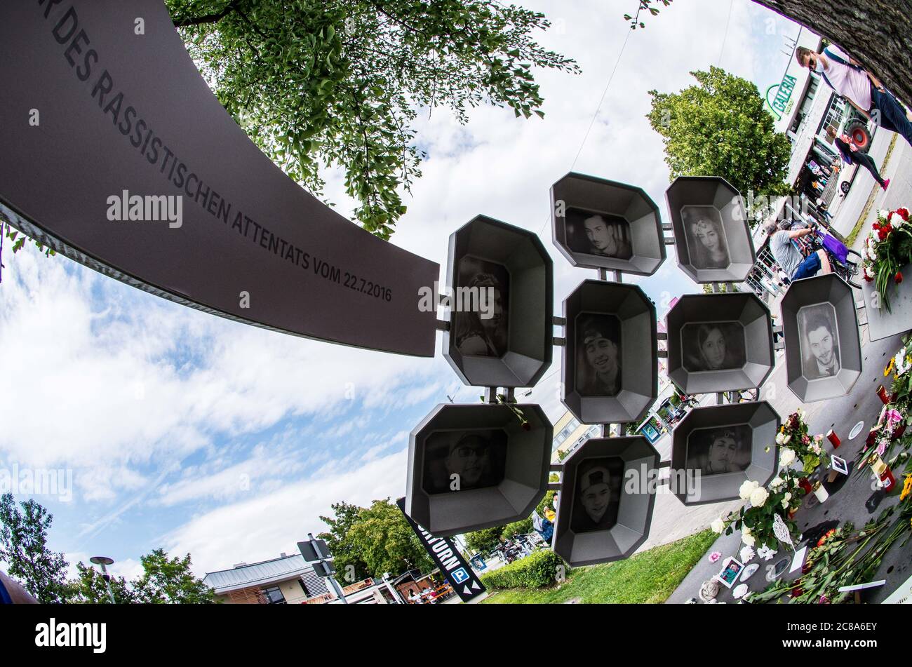 22 de julio de 2020, Munich, Baviera, Alemania: El monumento conmemorativo de las víctimas del tiroteo Munich-OEZ de 2016 ahora con una nueva inscripción que refleja la reclasificación del crimen de un ''Amoklauf'' (la lanza del tiroteo) a un ataque racista. En el cuarto aniversario del tiroteo de la OEZ en Munich (OEZ Attentat), familias y grupos cívicos se reunieron para recordar a las víctimas de David Ali S., que llevó a cabo el tiroteo en el aniversario del ataque terrorista de Anders Breivik en Noruega. Crédito: ZUMA Press, Inc./Alamy Live News Foto de stock