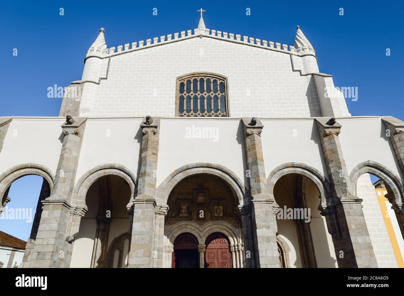Vista exterior de la Iglesia de San Francisco (Igreja de San Francisco) en  Évora, Alentejo (Portugal). El sitio es famoso por su interior de Capela  dos o Fotografía de stock - Alamy