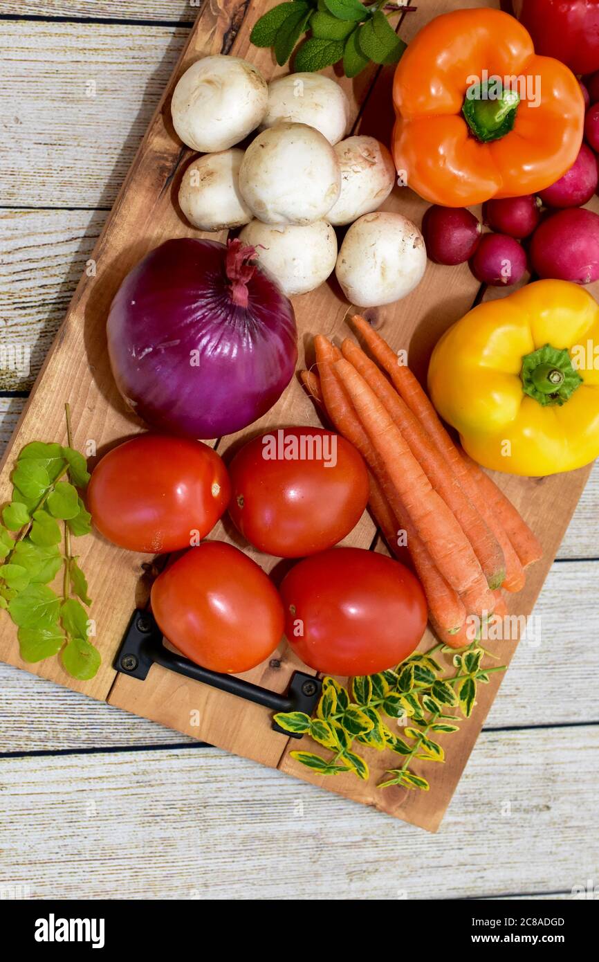 Verduras frescas orgánicas del mercado de agricultores lavadas y listas para cocinar en comidas familiares saludables Foto de stock