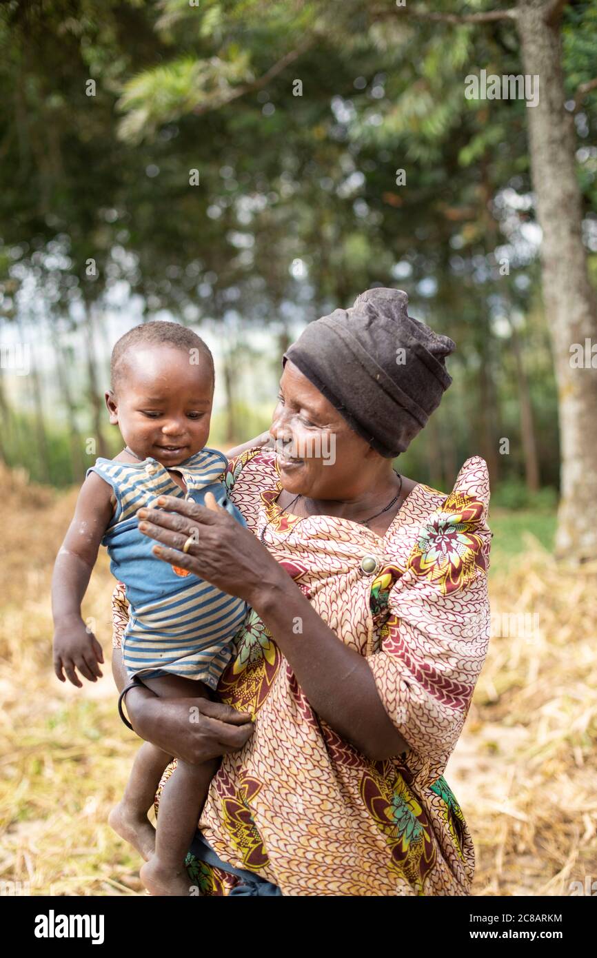 Feliz madre africana y niño juntos en Lyantonde, Uganda, África Oriental. Foto de stock
