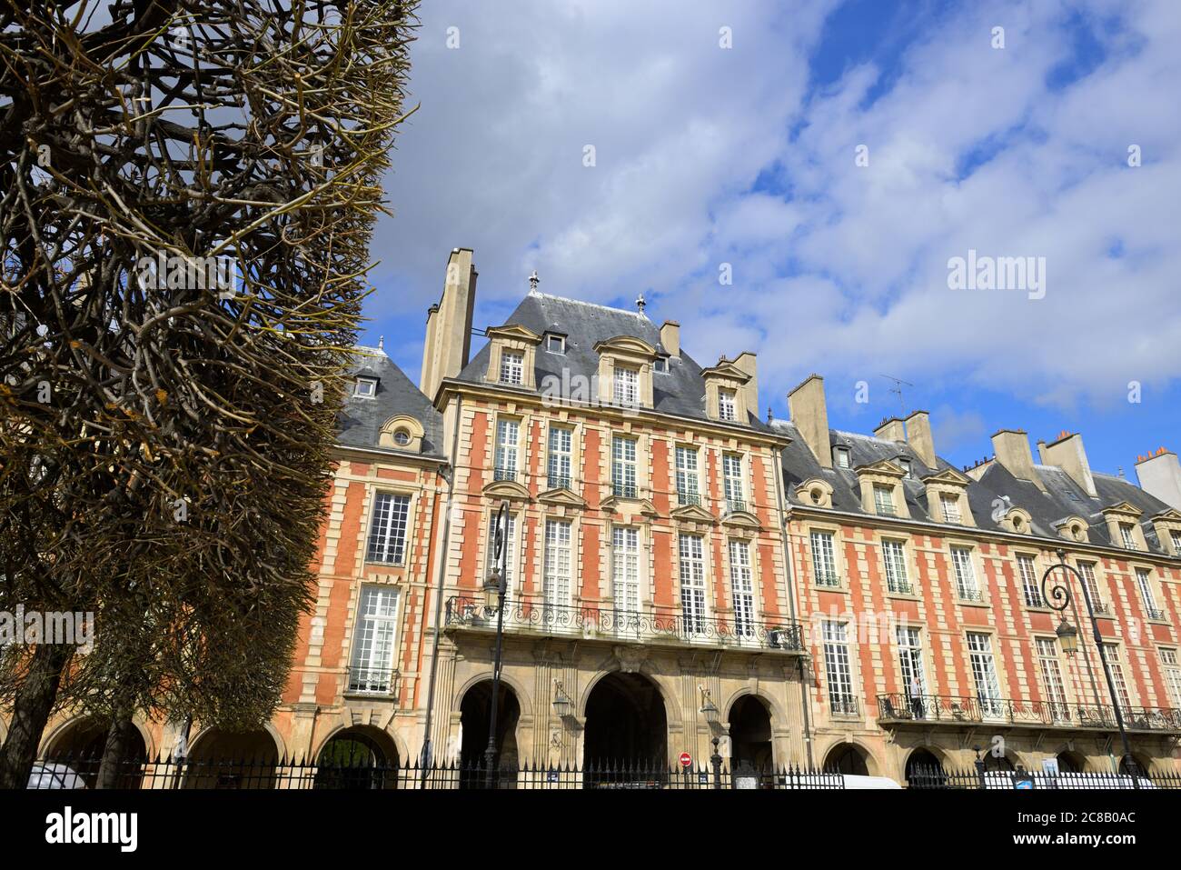 La hermosa Place des Vosges, París FR Foto de stock