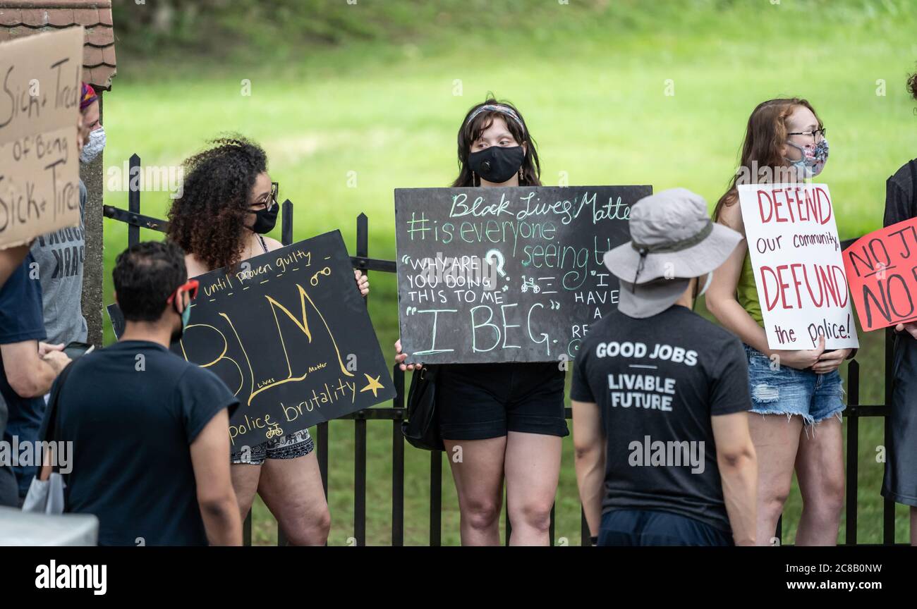 Wyomissing, Pennsylvania, EE.UU.- 22 de julio de 2020: El grupo organiza una protesta en la oficina de la policía de Wyomissing después de la detención de un hombre negro en Walmart Foto de stock