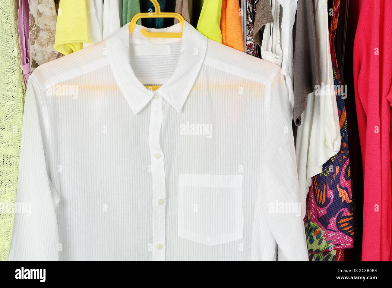 blusa transparente blanca en percha frente a otras prendas femeninas en el  armario Fotografía de stock - Alamy